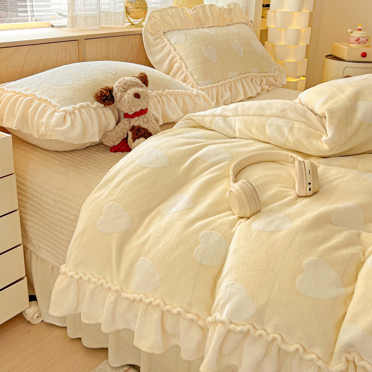 91家纺网 家纺一手货源 找家纺 富米莱（原臻工厂） 2025新款高克重花边款爱心烂花牛奶绒床盖床单四件套-爱心系列 爱心黄