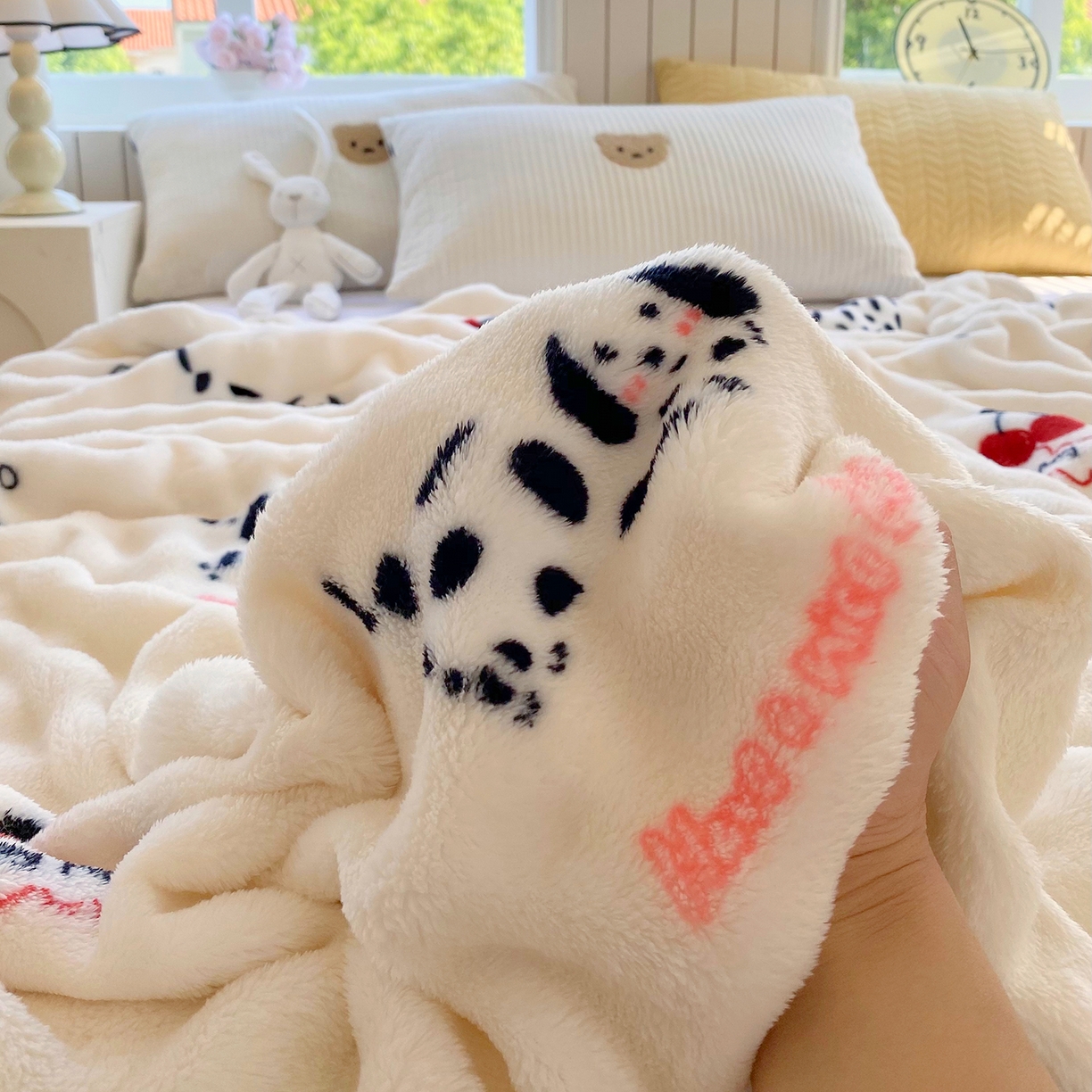 91家纺网 家纺一手货源 找家纺 爱彼家纺 2025秋冬新款高克重简约印花泡泡绒毯多功能毯毛毯毯子 波点萌狗