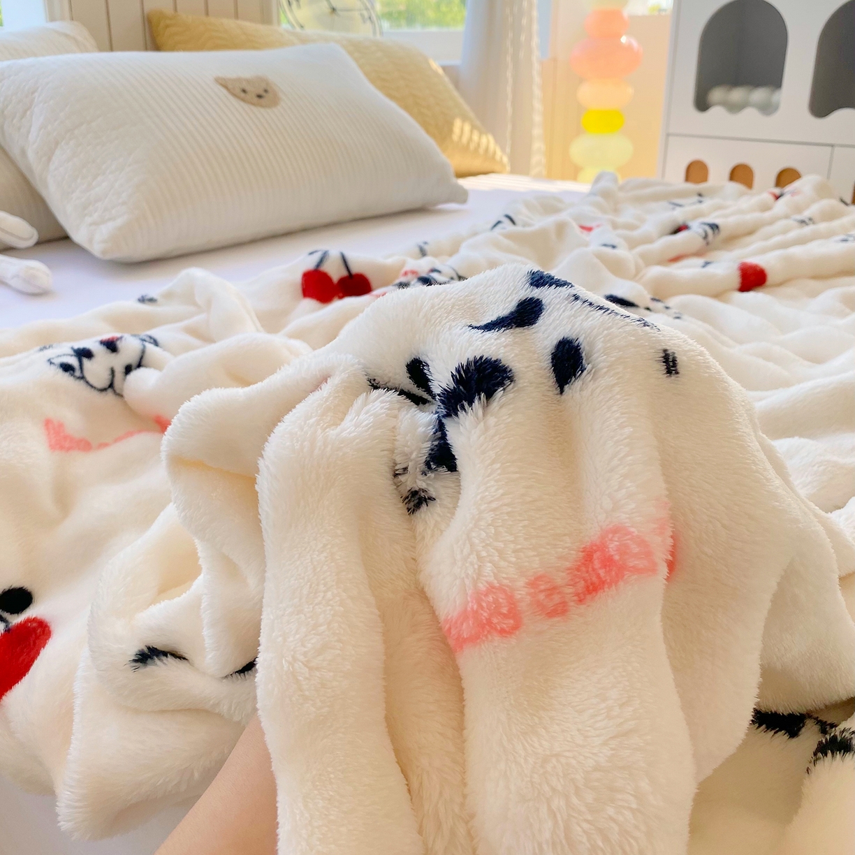 91家纺网 家纺一手货源 找家纺 爱彼家纺 2025秋冬新款高克重简约印花泡泡绒毯多功能毯毛毯毯子 波点萌狗