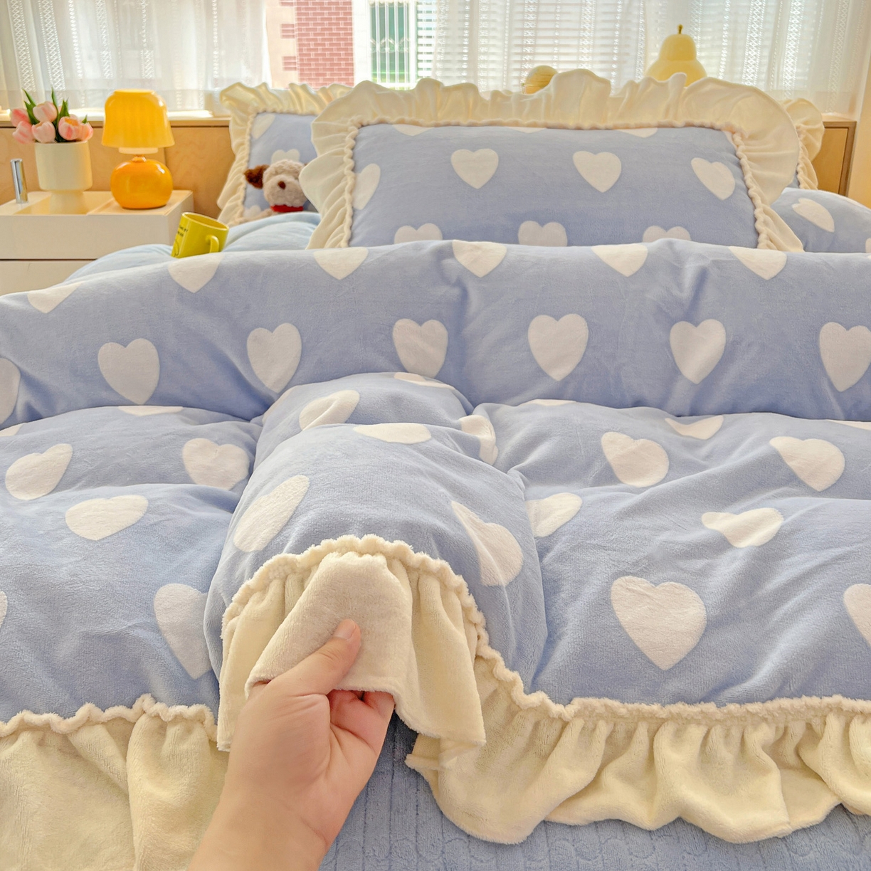 91家纺网 家纺一手货源 找家纺 富米莱（原臻工厂） 2025新款高克重花边款爱心烂花牛奶绒床盖床单四件套-爱心系列 爱心蓝