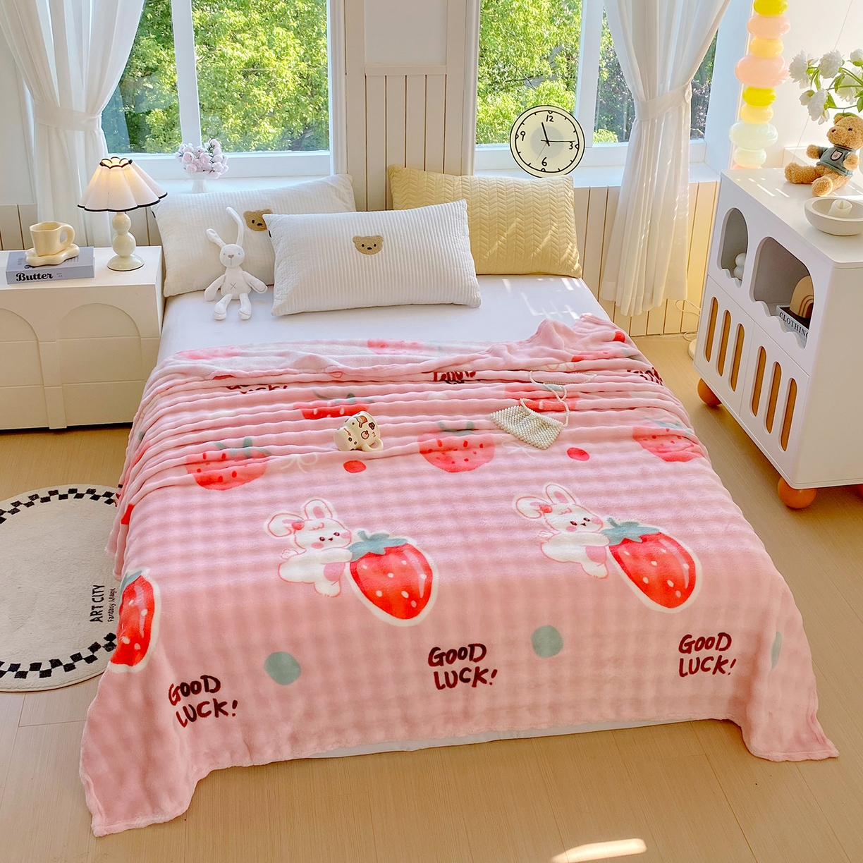 91家纺网 家纺一手货源 找家纺 爱彼家纺 2025秋冬新款高克重简约印花泡泡绒毯多功能毯毛毯毯子 草莓兔