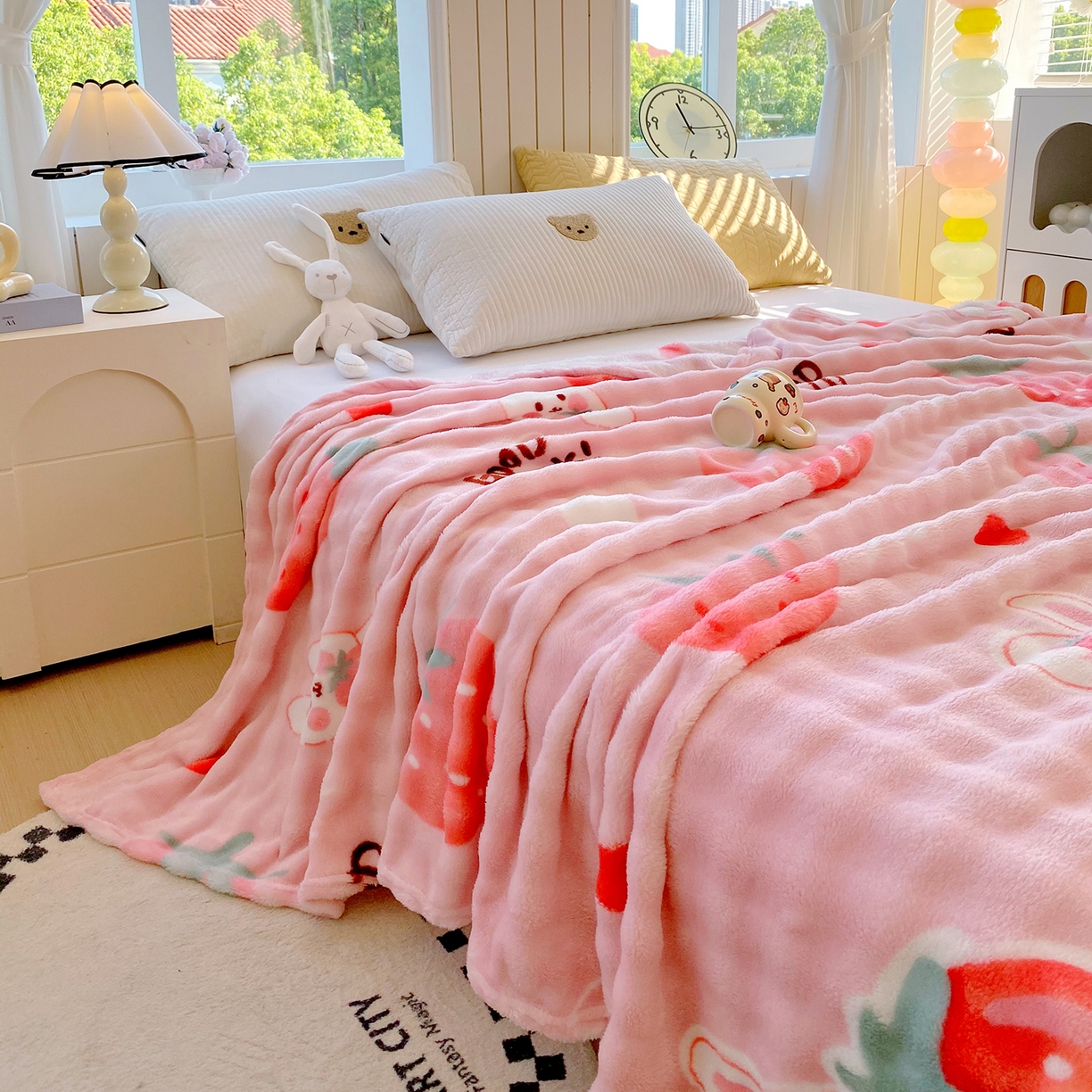 91家纺网 家纺一手货源 找家纺 爱彼家纺 2025秋冬新款高克重简约印花泡泡绒毯多功能毯毛毯毯子 草莓兔