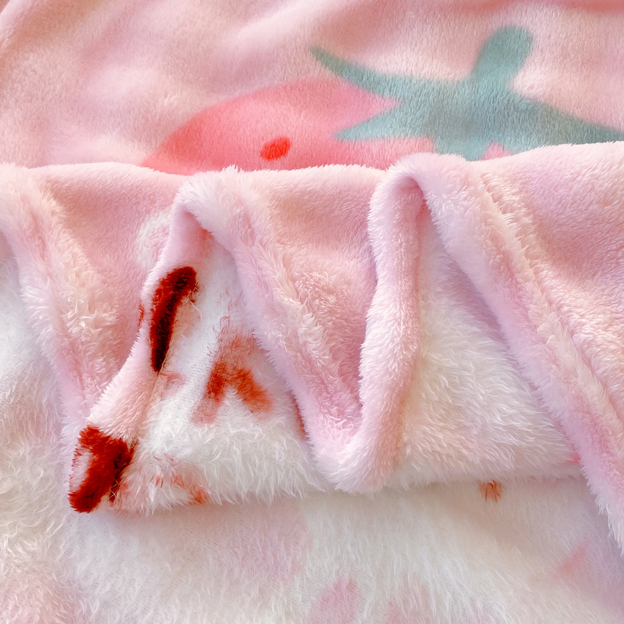 91家纺网 家纺一手货源 找家纺 爱彼家纺 2025秋冬新款高克重简约印花泡泡绒毯多功能毯毛毯毯子 草莓兔