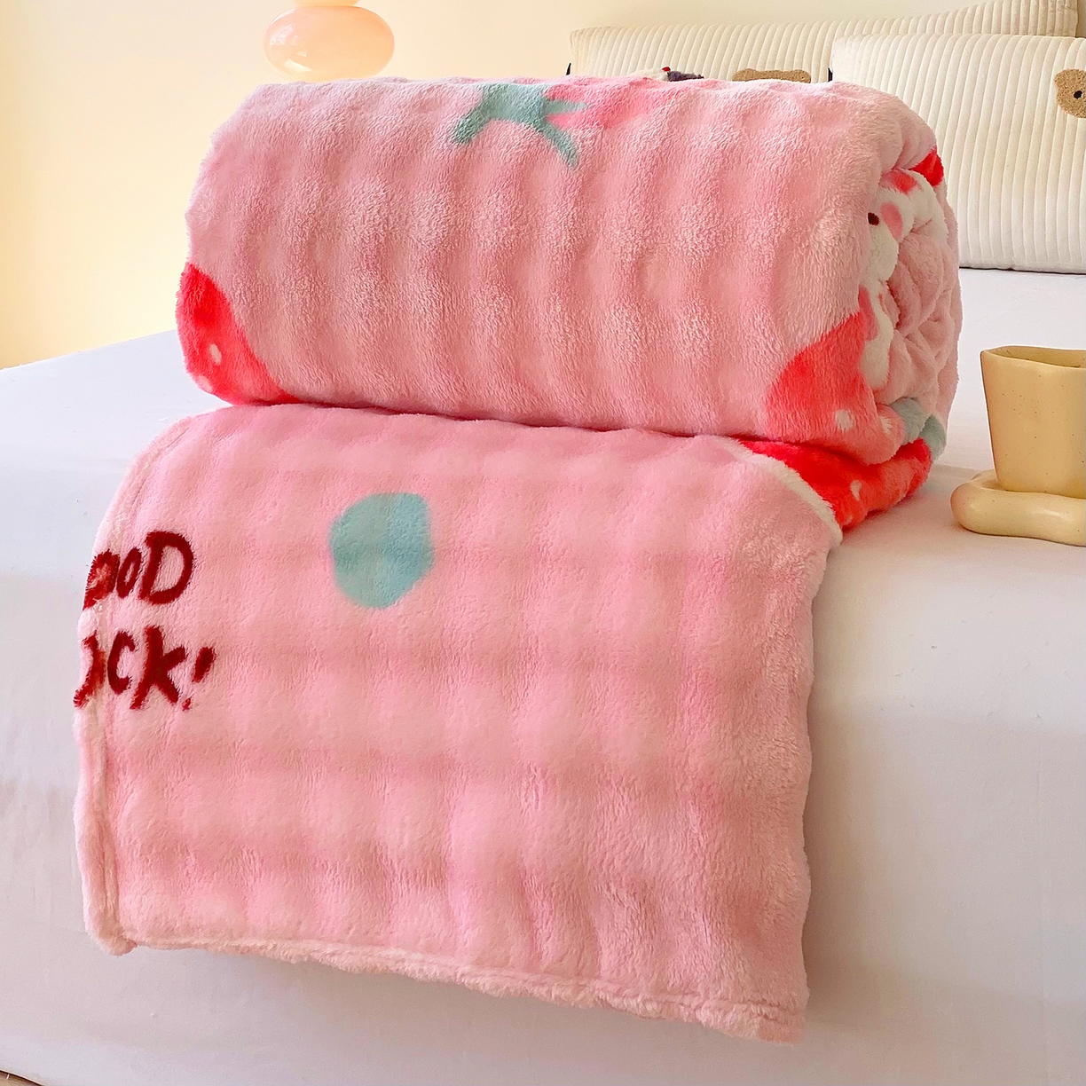 91家纺网 家纺一手货源 找家纺 爱彼家纺 2025秋冬新款高克重简约印花泡泡绒毯多功能毯毛毯毯子 草莓兔