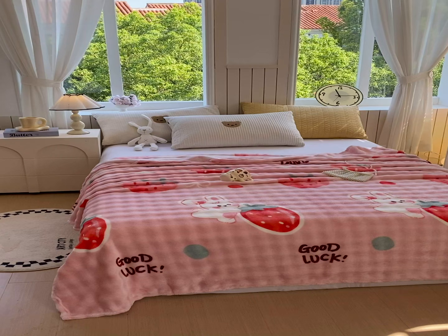 91家纺网 家纺一手货源 找家纺 爱彼家纺 2025秋冬新款高克重简约印花泡泡绒毯多功能毯毛毯毯子 草莓兔