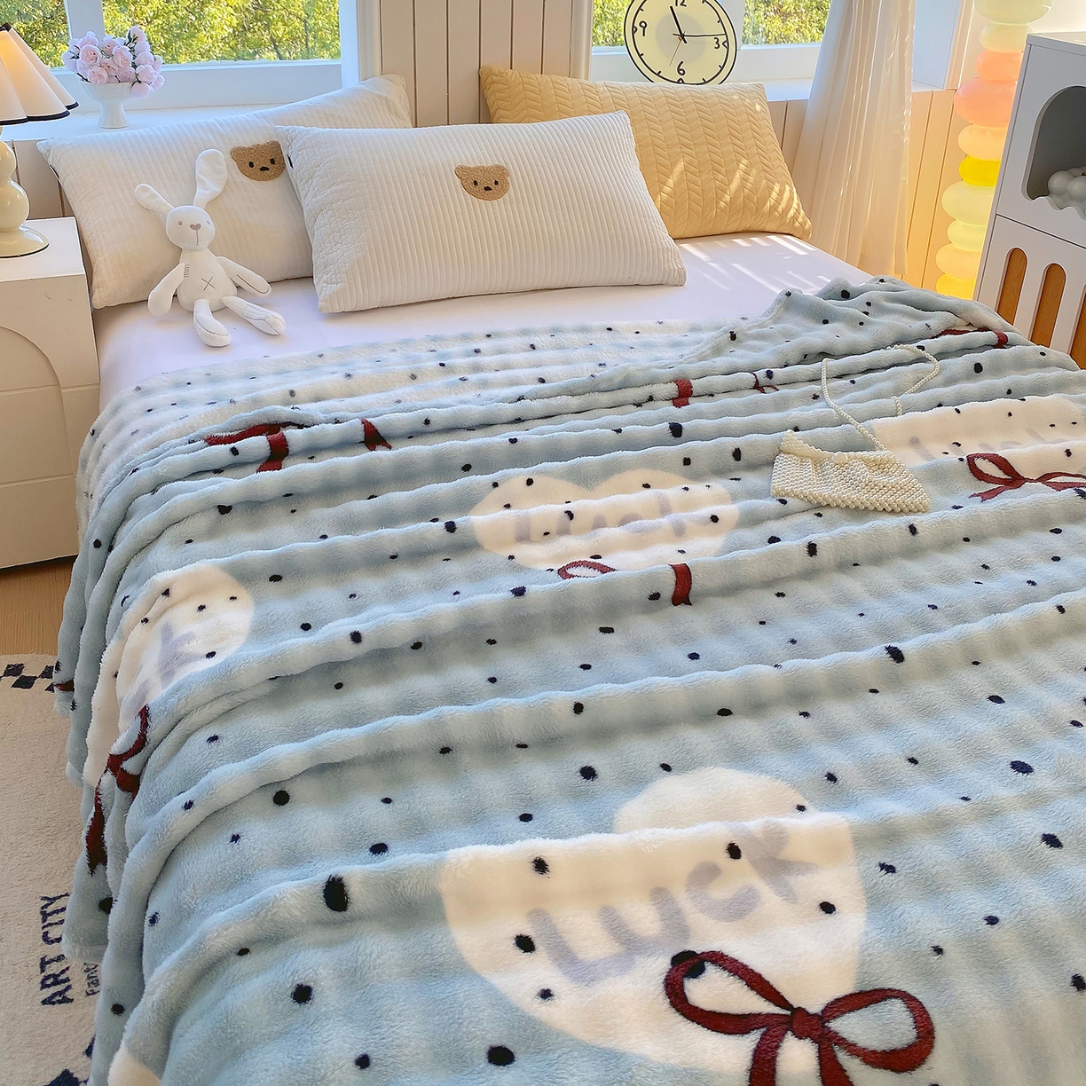 91家纺网 家纺一手货源 找家纺 爱彼家纺 2025秋冬新款高克重简约印花泡泡绒毯多功能毯毛毯毯子 蓝底爱心结