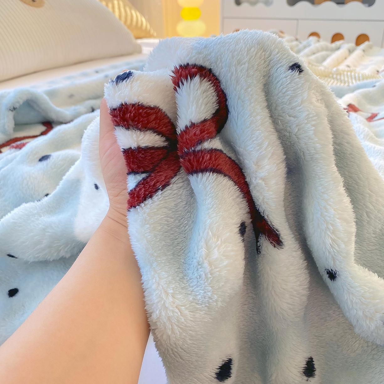 91家纺网 家纺一手货源 找家纺 爱彼家纺 2025秋冬新款高克重简约印花泡泡绒毯多功能毯毛毯毯子 蓝底爱心结