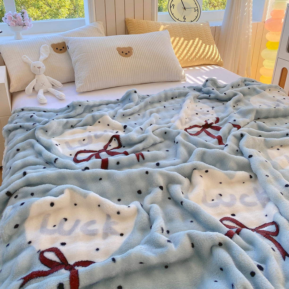 91家纺网 家纺一手货源 找家纺 爱彼家纺 2025秋冬新款高克重简约印花泡泡绒毯多功能毯毛毯毯子 蓝底爱心结