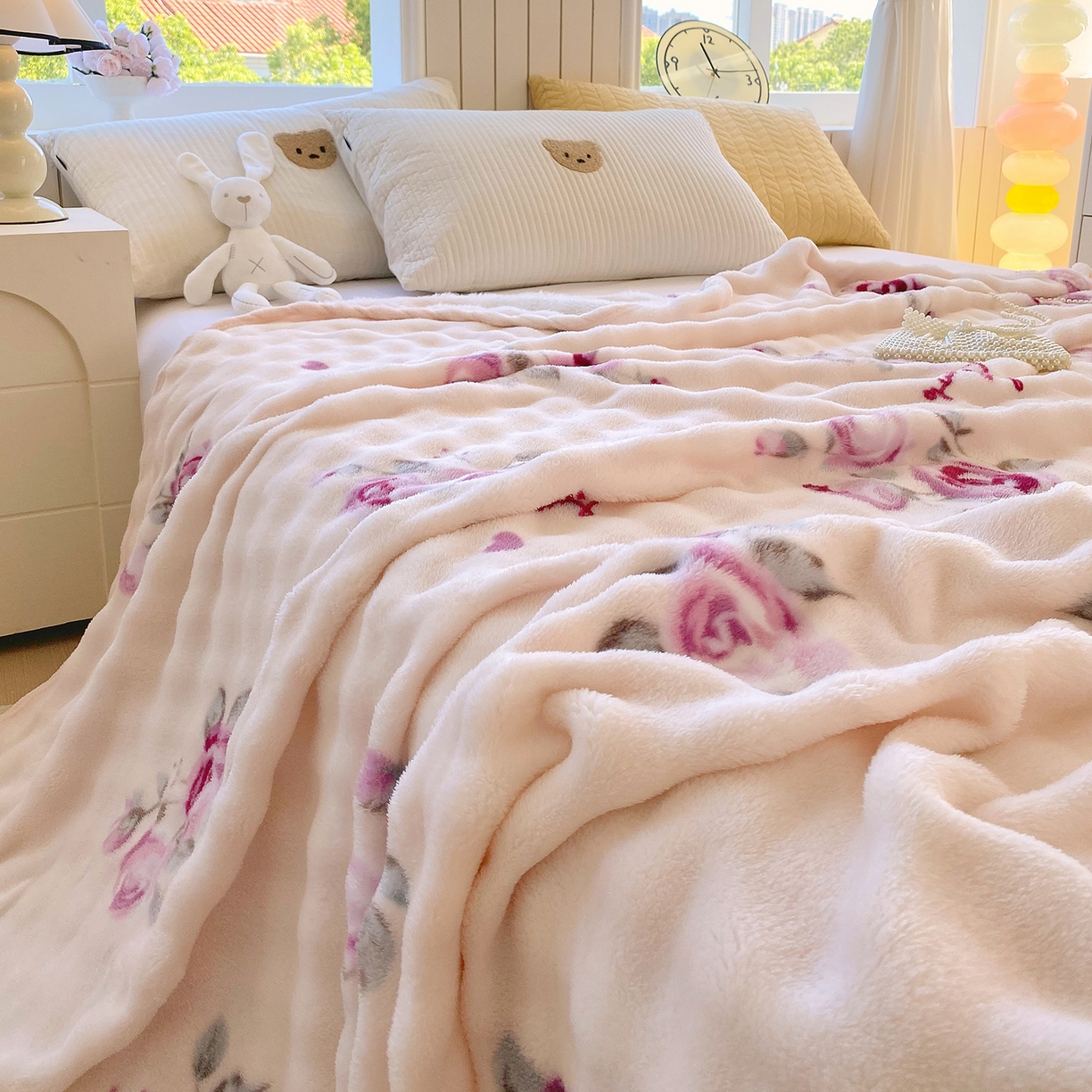 91家纺网 家纺一手货源 找家纺 爱彼家纺 2025秋冬新款高克重简约印花泡泡绒毯多功能毯毛毯毯子 玫瑰情缘