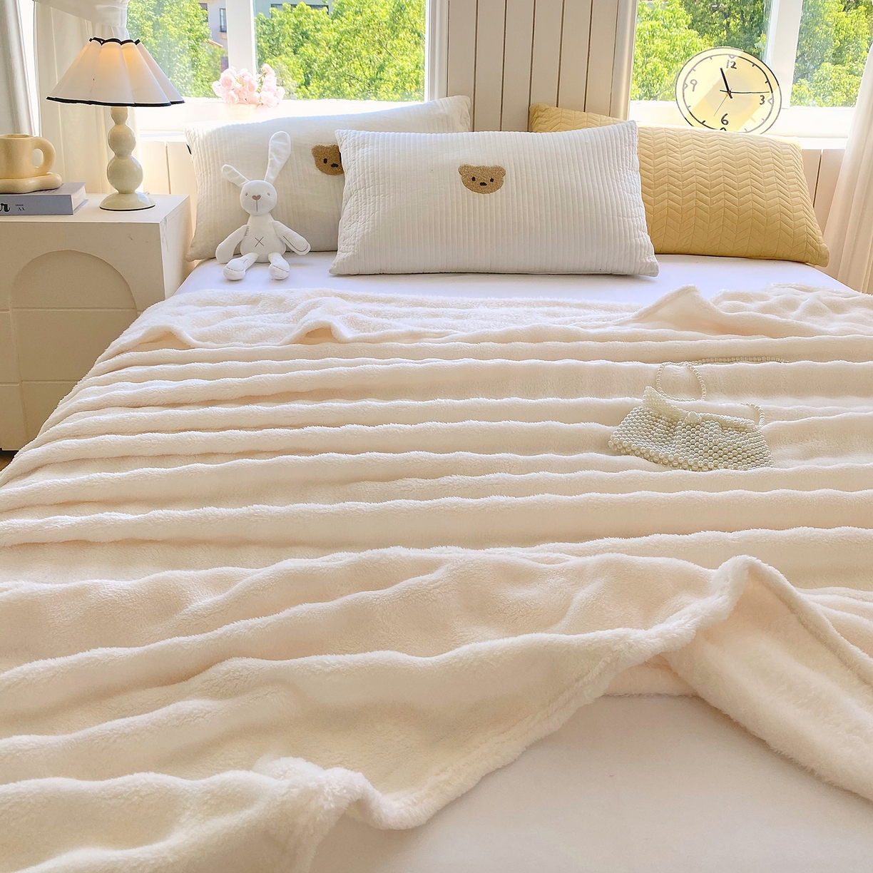 91家纺网 家纺一手货源 找家纺 爱彼家纺 2025秋冬新款高克重简约印花泡泡绒毯多功能毯毛毯毯子 奶白