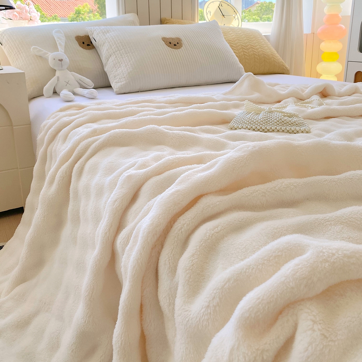 91家纺网 家纺一手货源 找家纺 爱彼家纺 2025秋冬新款高克重简约印花泡泡绒毯多功能毯毛毯毯子 奶白