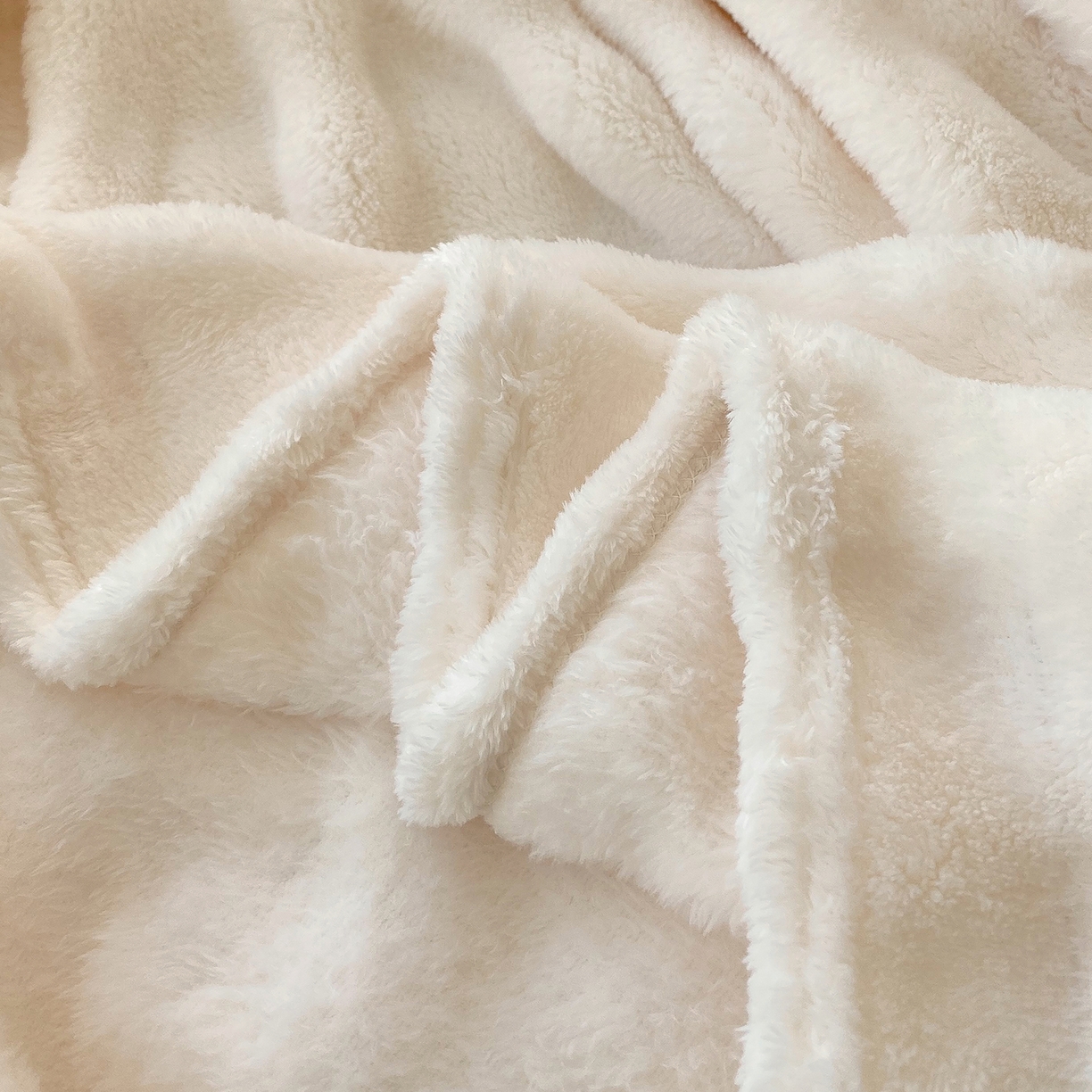 91家纺网 家纺一手货源 找家纺 爱彼家纺 2025秋冬新款高克重简约印花泡泡绒毯多功能毯毛毯毯子 奶白