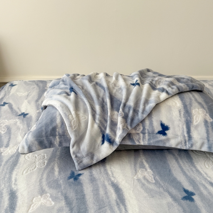 91家纺网 家纺一手货源 找家纺 LIFE.丽芙 2025秋冬新款A类牛奶绒加厚立体雕花压线宽边枕套 镜花蝶梦-蓝