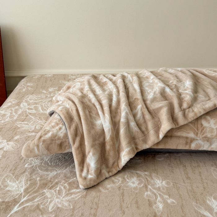 91家纺网 家纺一手货源 找家纺 LIFE.丽芙 2025秋冬新款A类牛奶绒加厚立体雕花压线宽边枕套 花蹊听雨 咖