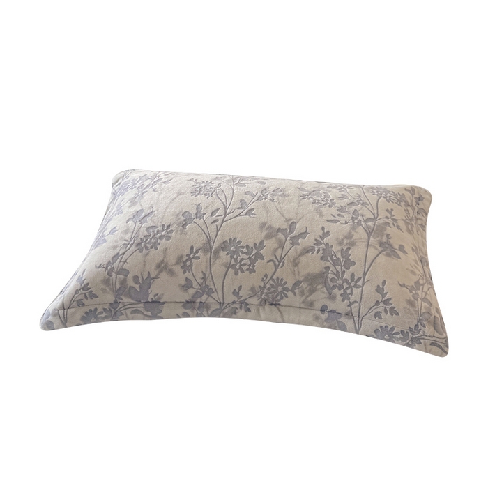 91家纺网 家纺一手货源 找家纺 LIFE.丽芙 2025秋冬新款A类牛奶绒加厚立体雕花压线宽边枕套 花朝梦-蓝