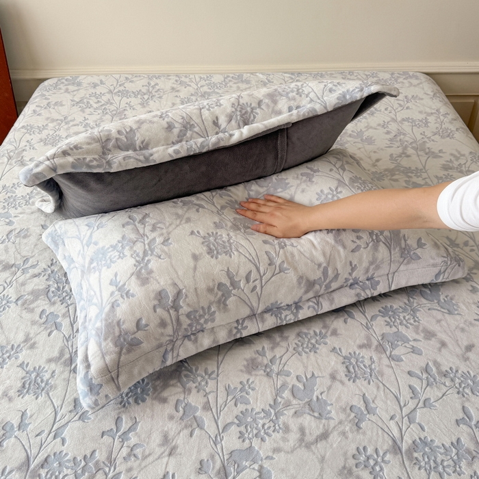 91家纺网 家纺一手货源 找家纺 （总）LIFE.丽芙 2025秋冬新款A类牛奶绒加厚立体雕花压线宽边枕套