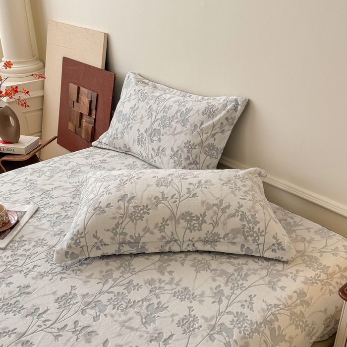 91家纺网 家纺一手货源 找家纺 LIFE.丽芙 2025秋冬新款A类牛奶绒加厚立体雕花压线宽边枕套 花朝梦-灰