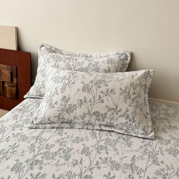 91家纺网 家纺一手货源 找家纺 LIFE.丽芙 2025秋冬新款A类牛奶绒加厚立体雕花压线宽边枕套 花朝梦-灰