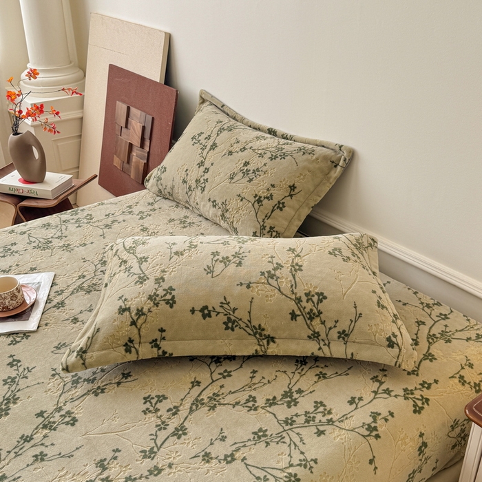 91家纺网 家纺一手货源 找家纺 LIFE.丽芙 2025秋冬新款A类牛奶绒加厚立体雕花压线宽边枕套 山茶花语-绿