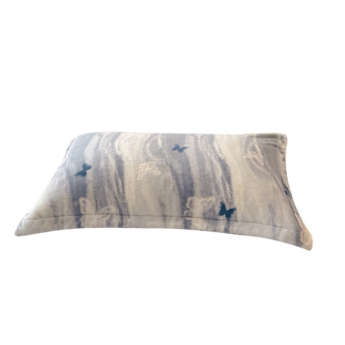 91家纺网 家纺一手货源 找家纺 LIFE.丽芙 2025秋冬新款A类牛奶绒加厚立体雕花压线宽边枕套 镜花蝶梦-蓝