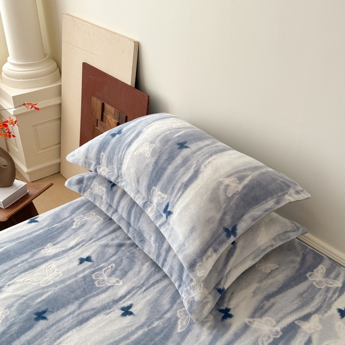 91家纺网 家纺一手货源 找家纺 LIFE.丽芙 2025秋冬新款A类牛奶绒加厚立体雕花压线宽边枕套 镜花蝶梦-蓝