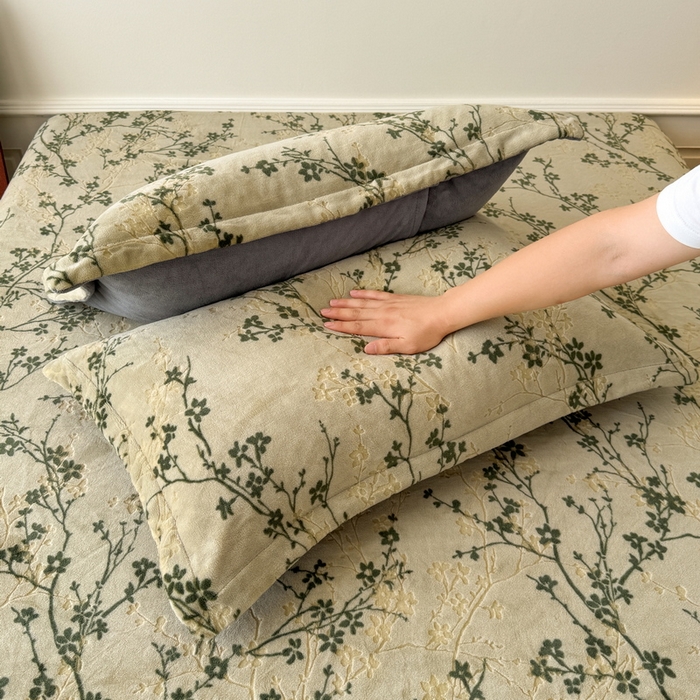 91家纺网 家纺一手货源 找家纺 LIFE.丽芙 2025秋冬新款A类牛奶绒加厚立体雕花压线宽边枕套 山茶花语-绿