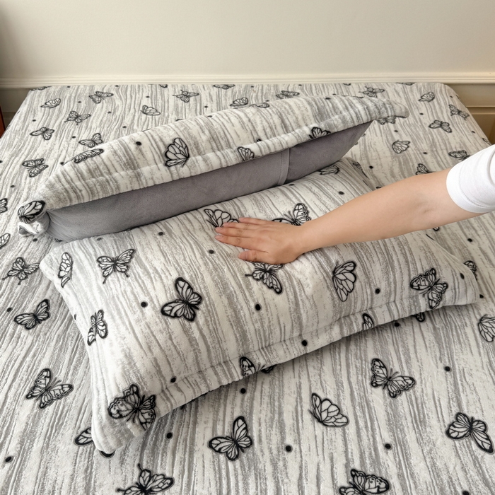 91家纺网 家纺一手货源 找家纺 LIFE.丽芙 2025秋冬新款A类牛奶绒加厚立体雕花压线宽边枕套 蝶舞纷飞-灰