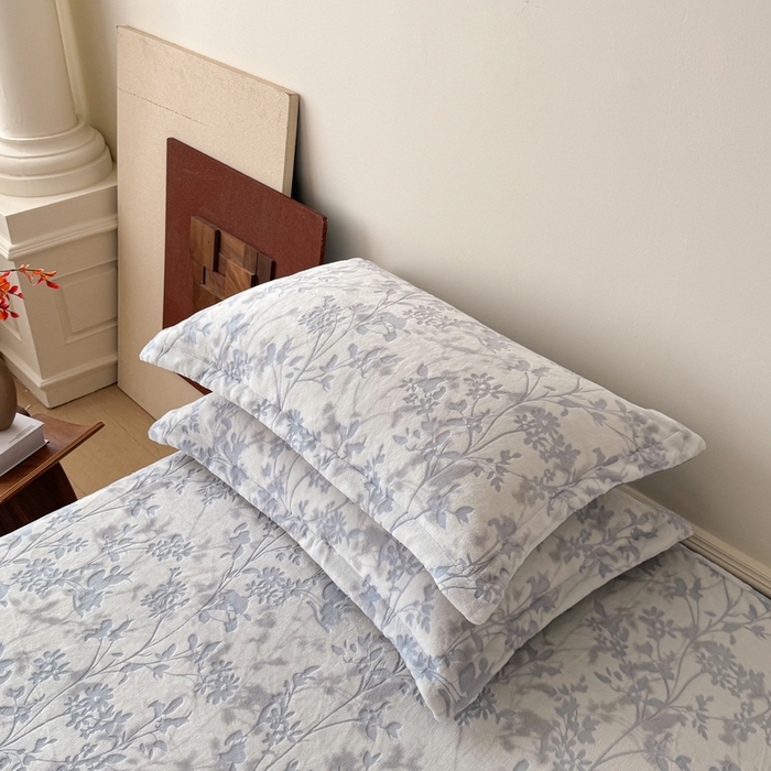 91家纺网 家纺一手货源 找家纺 LIFE.丽芙 2025秋冬新款A类牛奶绒加厚立体雕花压线宽边枕套 花朝梦-蓝