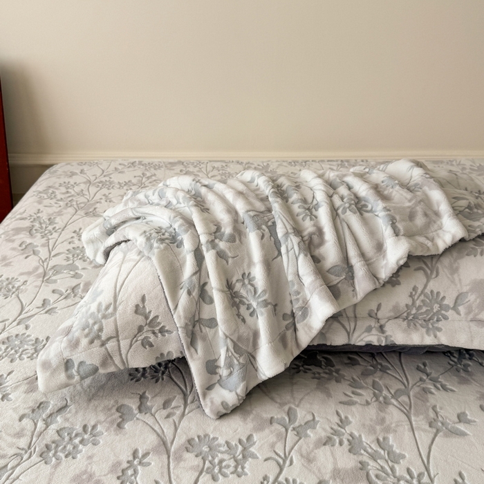 91家纺网 家纺一手货源 找家纺 LIFE.丽芙 2025秋冬新款A类牛奶绒加厚立体雕花压线宽边枕套 花朝梦-灰