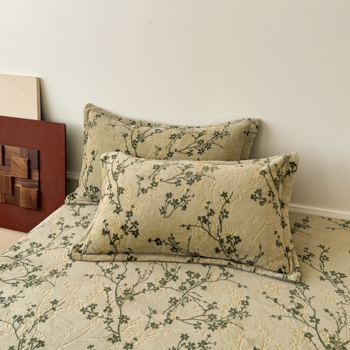 91家纺网 家纺一手货源 找家纺 LIFE.丽芙 2025秋冬新款A类牛奶绒加厚立体雕花压线宽边枕套 山茶花语-绿