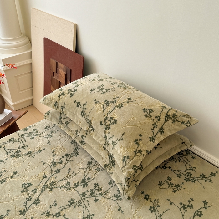 91家纺网 家纺一手货源 找家纺 LIFE.丽芙 2025秋冬新款A类牛奶绒加厚立体雕花压线宽边枕套 山茶花语-绿