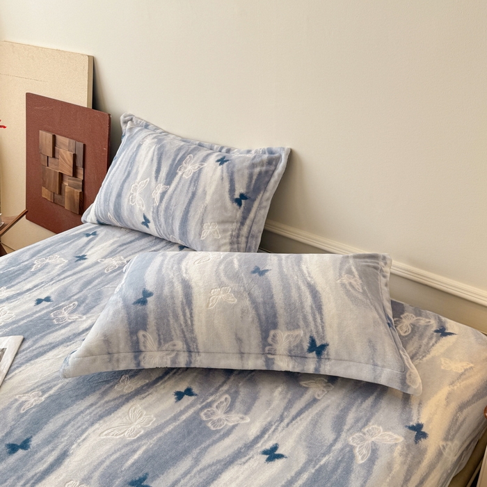 91家纺网 家纺一手货源 找家纺 LIFE.丽芙 2025秋冬新款A类牛奶绒加厚立体雕花压线宽边枕套 镜花蝶梦-蓝