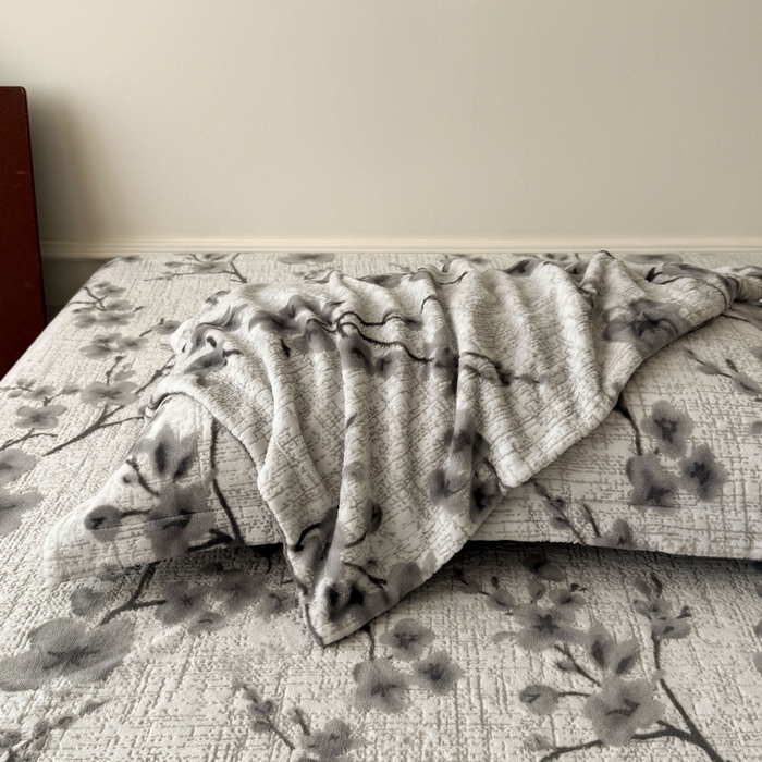 91家纺网 家纺一手货源 找家纺 LIFE.丽芙 2025秋冬新款A类牛奶绒加厚立体雕花压线宽边枕套 琳瑜陌语-灰