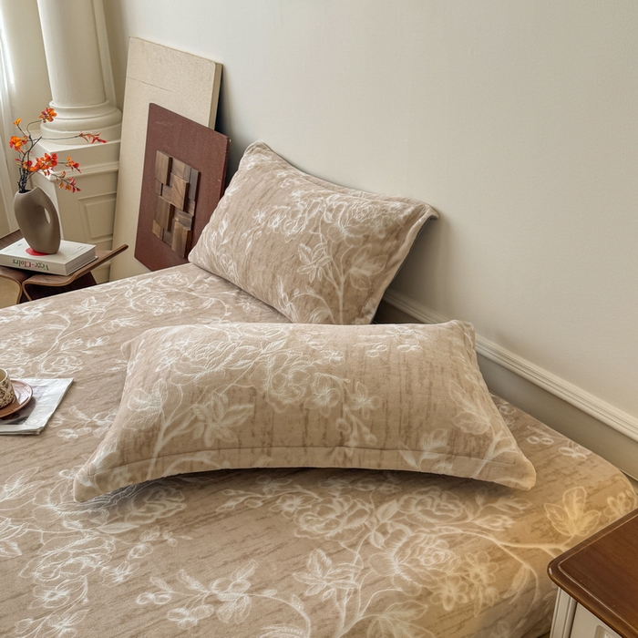 91家纺网 家纺一手货源 找家纺 LIFE.丽芙 2025秋冬新款A类牛奶绒加厚立体雕花压线宽边枕套 花蹊听雨 咖