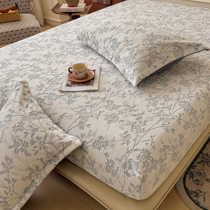 91家纺网 家纺一手货源 找家纺 LIFE.丽芙 2025秋冬新款A类牛奶绒加厚立体雕花压线宽边枕套 花朝梦-灰