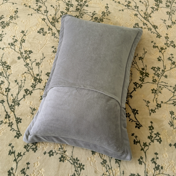 91家纺网 家纺一手货源 找家纺 LIFE.丽芙 2025秋冬新款A类牛奶绒加厚立体雕花压线宽边枕套 山茶花语-绿