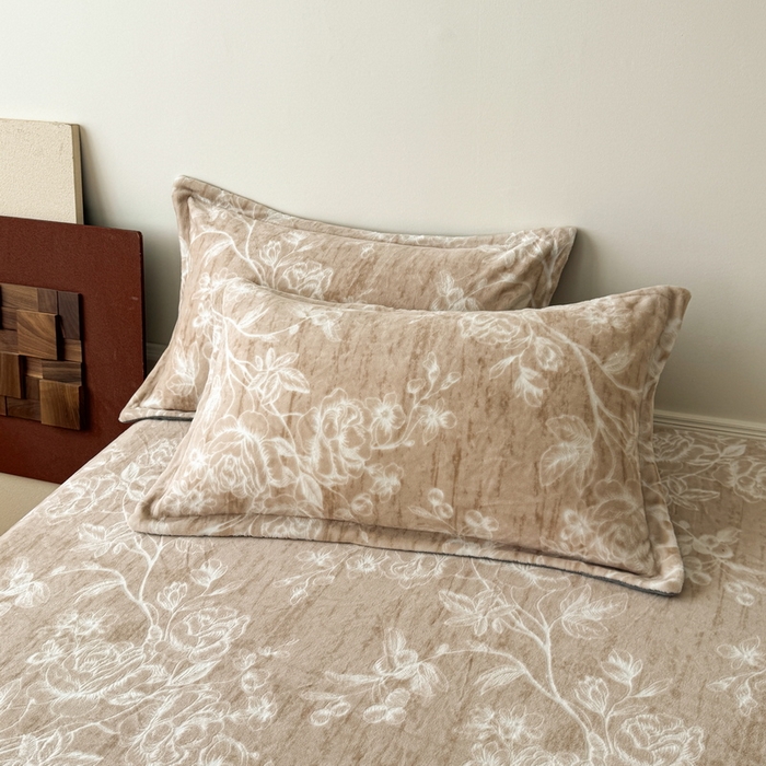 91家纺网 家纺一手货源 找家纺 LIFE.丽芙 2025秋冬新款A类牛奶绒加厚立体雕花压线宽边枕套 花蹊听雨 咖