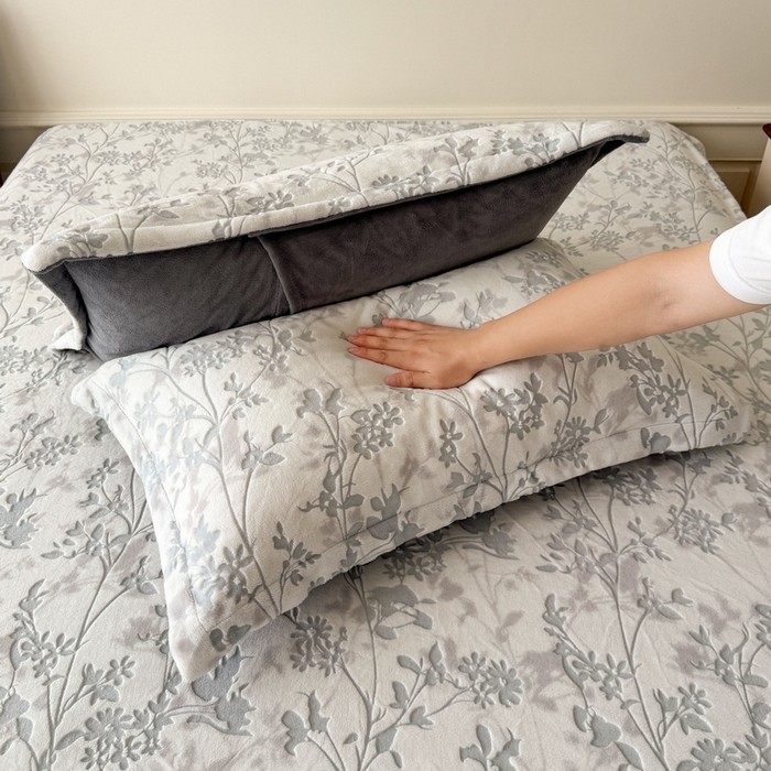 91家纺网 家纺一手货源 找家纺 LIFE.丽芙 2025秋冬新款A类牛奶绒加厚立体雕花压线宽边枕套 花朝梦-灰