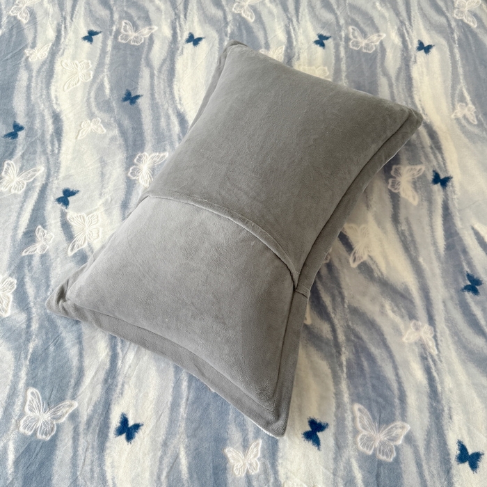 91家纺网 家纺一手货源 找家纺 LIFE.丽芙 2025秋冬新款A类牛奶绒加厚立体雕花压线宽边枕套 镜花蝶梦-蓝