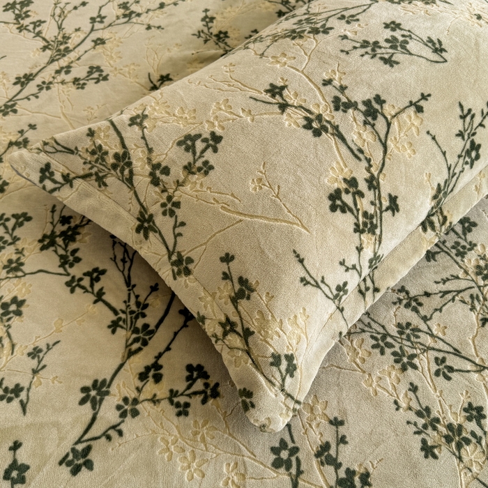 91家纺网 家纺一手货源 找家纺 LIFE.丽芙 2025秋冬新款A类牛奶绒加厚立体雕花压线宽边枕套 山茶花语-绿