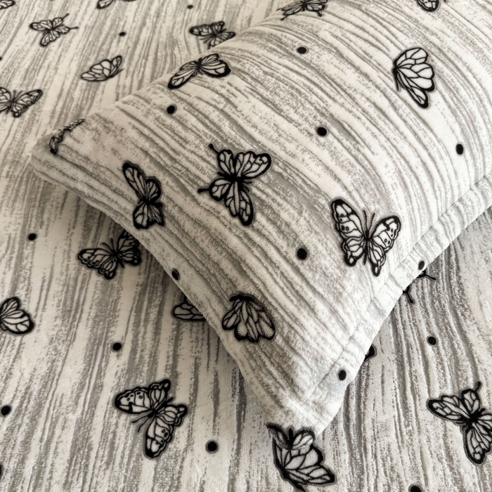 91家纺网 家纺一手货源 找家纺 LIFE.丽芙 2025秋冬新款A类牛奶绒加厚立体雕花压线宽边枕套 蝶舞纷飞-灰