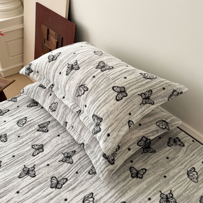 91家纺网 家纺一手货源 找家纺 LIFE.丽芙 2025秋冬新款A类牛奶绒加厚立体雕花压线宽边枕套 蝶舞纷飞-灰