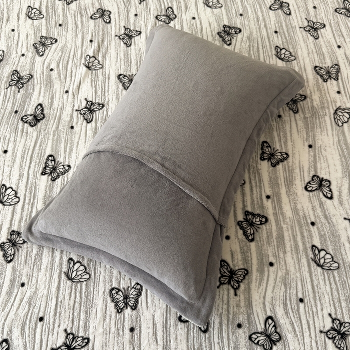 91家纺网 家纺一手货源 找家纺 LIFE.丽芙 2025秋冬新款A类牛奶绒加厚立体雕花压线宽边枕套 蝶舞纷飞-灰