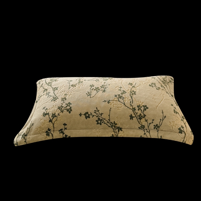 91家纺网 家纺一手货源 找家纺 LIFE.丽芙 2025秋冬新款A类牛奶绒加厚立体雕花压线宽边枕套 山茶花语-绿