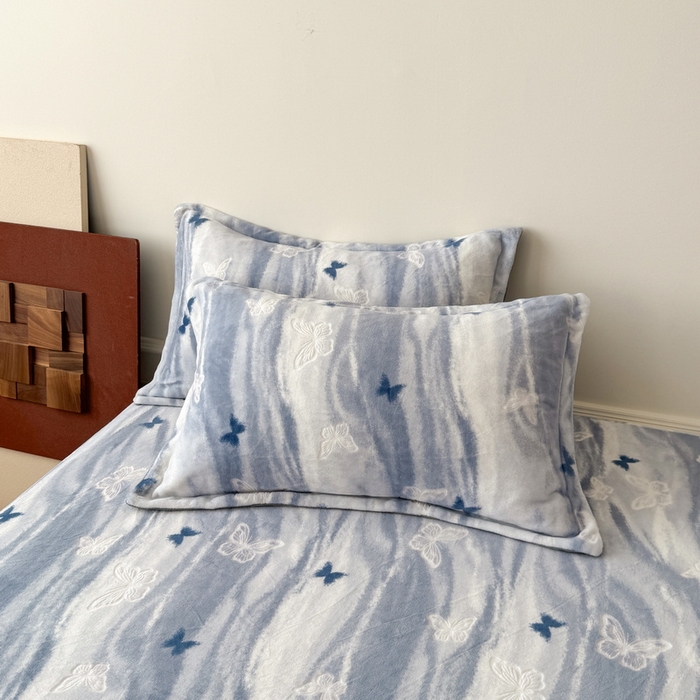 91家纺网 家纺一手货源 找家纺 LIFE.丽芙 2025秋冬新款A类牛奶绒加厚立体雕花压线宽边枕套 镜花蝶梦-蓝