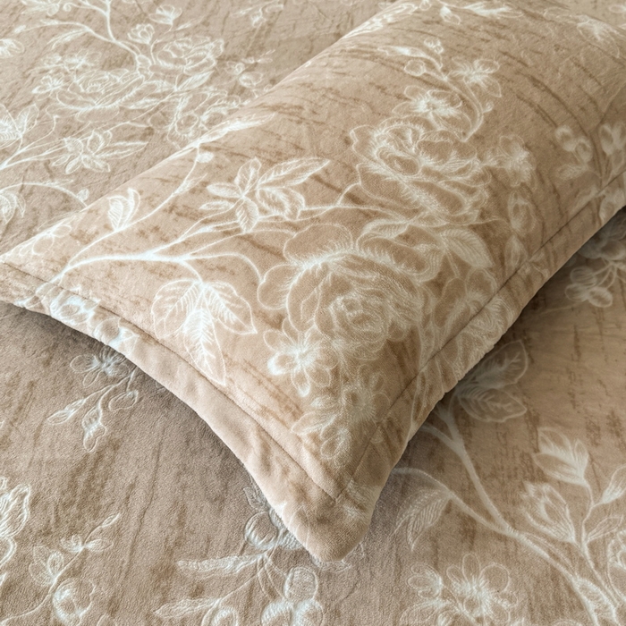 91家纺网 家纺一手货源 找家纺 LIFE.丽芙 2025秋冬新款A类牛奶绒加厚立体雕花压线宽边枕套 花蹊听雨 咖