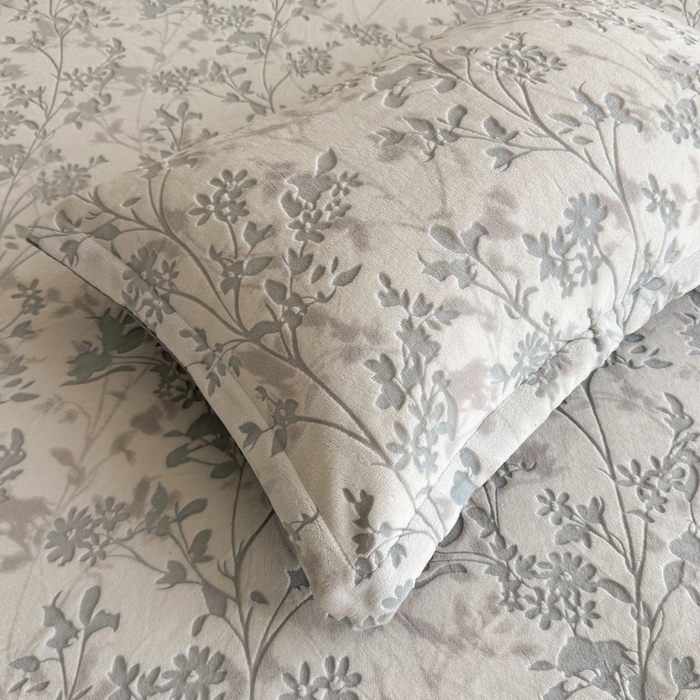 91家纺网 家纺一手货源 找家纺 LIFE.丽芙 2025秋冬新款A类牛奶绒加厚立体雕花压线宽边枕套 花朝梦-灰