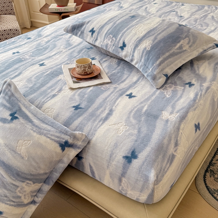 91家纺网 家纺一手货源 找家纺 LIFE.丽芙 2025秋冬新款A类牛奶绒加厚立体雕花压线宽边枕套 镜花蝶梦-蓝