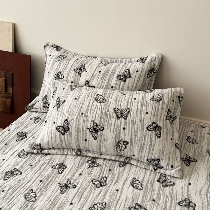 91家纺网 家纺一手货源 找家纺 LIFE.丽芙 2025秋冬新款A类牛奶绒加厚立体雕花压线宽边枕套 蝶舞纷飞-灰