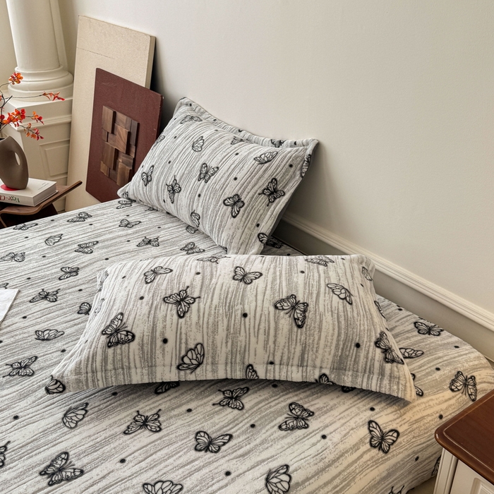 91家纺网 家纺一手货源 找家纺 LIFE.丽芙 2025秋冬新款A类牛奶绒加厚立体雕花压线宽边枕套 蝶舞纷飞-灰